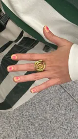 Anillo dorado con forma de espiral.