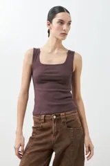 Top de morado oscuro de canalé con escote cuadrado y breteles anchos.