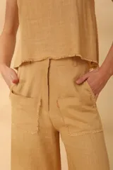 Pantalón wide leg color azul con bolsillos delanteros y traseros, cintura alta y terminaciones desflecadas.