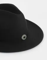 Sombrero negro de ala ancha con cinta decorativa y apliques metálicos plateados.