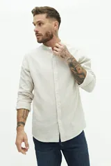 Camisa de lino azul marino con cuello mao, corte semi slim y logo bordado en el pecho.