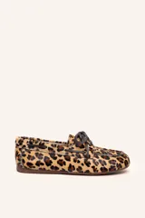Mocasines de cuero con estampado animal print, cordones grises y suela marrón.