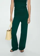 Pantalón largo de punto fino color verde oscuro, con diseño wideleg y cintura elástica.