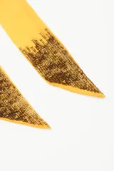 Pañuelo largo y angosto tipo corbatín, color fucsia, confeccionado en símil seda con lentejuelas bordadas en los extremos.