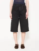 Bermuda negra de calce relajado, con bolsillos tipo carpintero y remaches metálicos. Confeccionada en algodón.