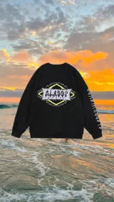 Buzo negro con estampa en la espalda con la palabra "Flaming" en color blanco y amarillo.