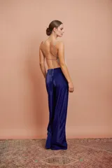 Pantalón palazzo azul de crepé elastizado, de tiro alto y corte amplio.