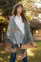 Pashmina de seda y lana merino en tonos azul petróleo intenso y beige, con un diseño único.
