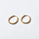 Aros dorados de acero con diseño moderno y elegante.