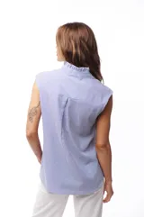 Blusa sin mangas con cuello mao y estampado a rayas verticales azules y blancas.