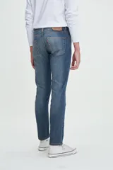 Pantalón de jean azul de corte slim fit, con tiro bajo y cinco bolsillos.