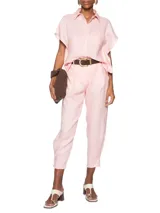 Pantalón de vestir color rosa claro, de tiro alto y corte sastrero.