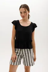 Remera negra de lyocell y algodón, con cuello redondo, mangas cortas con volados y frunce en la cintura.