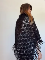 Chal tejido a crochet color negro con flecos.