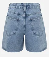 Short de jeans celeste con trabillas en la cintura, bolsillos y bajo deshecho. Presenta tachuelas en los bolsillos delanteros y laterales.