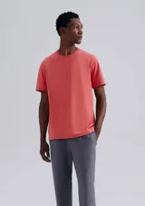 Camiseta marrón de corte recto y mangas cortas.
