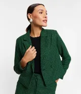 Blazer cropped de poliéster y viscosa con estampado de cuadros verdes y negros, cuello solapa, abotonado delantero, mangas largas y aplicación de strass.
