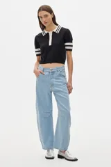 Pantalón jean celeste de corte amplio con bolsillos laterales y traseros.