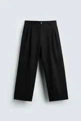 Pantalón negro de corte ancho, con pinzas en la cintura, bolsillos laterales y traseros de ojal.