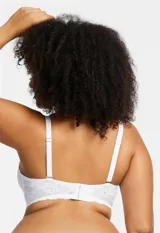 Bralette blanco de encaje floral, sin aro ni relleno, con forro interno de microtul elastizado. Breteles fijos regulables y cierre trasero de tres posiciones. Marca Montelle.