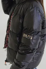 Campera puffer con estampado animal print color marrón y negro, cuello alto y cierre frontal con cremallera.