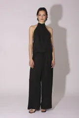 Conjunto de pantalón y top de seda color gris, con cuello halter y corte holgado.