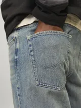 Pantalón de jean celeste de tiro alto y corte holgado. Cierre con botones y acabado stonewash.