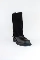 Bota negra de cuero con caña alta y detalle de cobertura de gamuza negra en la parte superior.