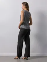 Blusa sin mangas plisada con cuello a la base, marca Zac & Rachel. Tiene una abertura en la espalda con un botón forrado.
