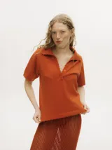 Chomba vintage a rayas horizontales color marrón, amarillo y blanco, con cuello polo y terminaciones en crochet.