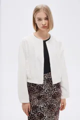Campera corta blanca de viscosa con cierre frontal y mangas largas.