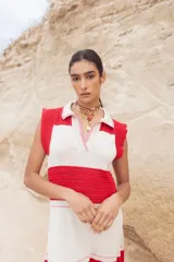 Vestido midi tejido a crochet, con cuello polo, sin mangas y rayas horizontales rojas y blancas.