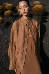 Vestido tobillero color marrón de gasa con breteles spaghetti y escote recto con panel suelto.