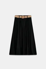 Falda midi negra de lino, con tiro alto, corte evasé y cinturón con hebilla redonda.