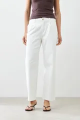 Pantalón wide leg color crudo con pinzas delanteras y cierre con botón y cremallera.