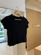 Remera gris de morley de algodón, de manga corta con terminación fruncida.