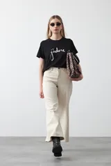 Remera blanca de algodón de manga corta, con cuello redondo y bordado frontal en hilo color beige claro con la palabra "J'adore" en tipografía cursiva.
