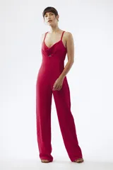 Jumpsuit negro con tirantes finos y escote en forma de corazón, diseño ajustado con pantalón recto.