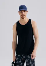 Musculosa ajustada de hombre, color beige, con tejido acanalado (ribbed).