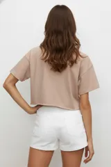 Remera blanca de algodón con estampado de texto y gráficos alusivos a la playa. Corte crop y cuello redondo.