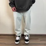 Pantalón de jean gris oscuro, corte mom, de tiro alto y pierna recta.