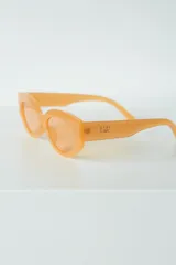 Lentes de sol color naranja con forma cat-eye.