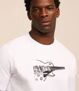 Remera blanca de corte recto y mangas cortas, con estampado de una guitarra eléctrica en el frente.