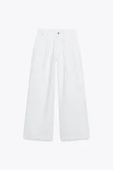 Pantalón de jean blanco, de tiro medio, corte wide leg y pinzas delanteras.