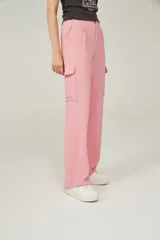 Pantalón de vestir rosa con textura, corte recto, tiro alto y bolsillos cargo laterales.