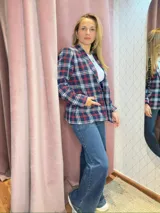 Blazer azul marino con estampado escocés en rojo y blanco, de corte entallado y con un botón a la altura de la cintura.