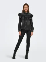 Camisa de jean negro con cuello clásico, mangas largas y volantes con terminación desflecada en el frente y hombros.