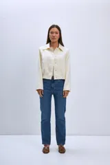 Chaqueta roja con cuello camisero, manga larga y cierre con botones a presión.
