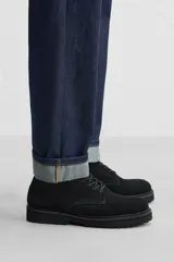Bota de hombre color beige de cuero serraje con cordones, puntera redonda y suela track.