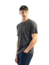 Remera color ocre de algodón con cuello en V y mangas cortas.